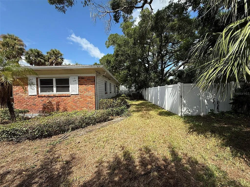 3 bed, 2.0 bath, 1800 sqft, $4,295 — Photo 2