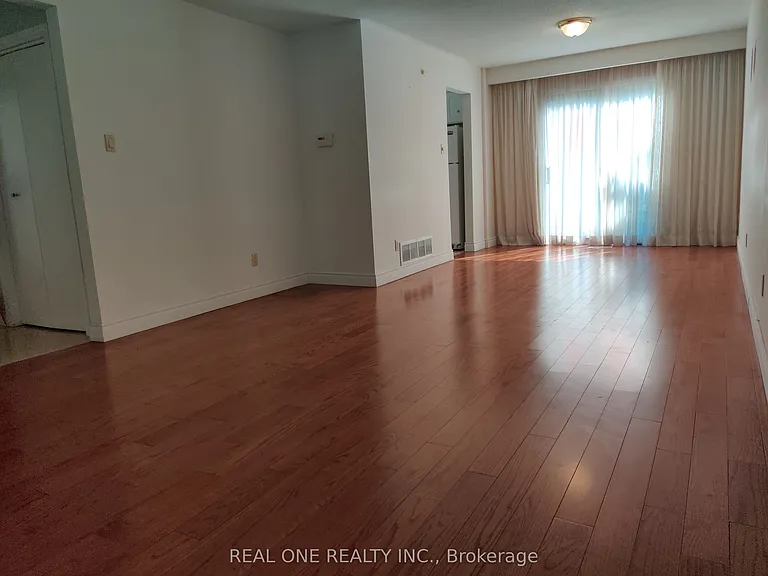 72 Liebeck Cres — Photo 8