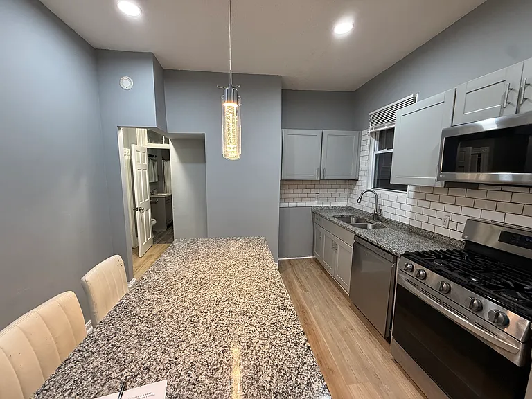 249 Orms St #I — Photo 6