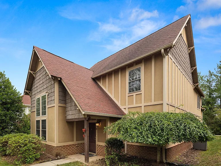 8 Trafalgar Cir — Photo 1