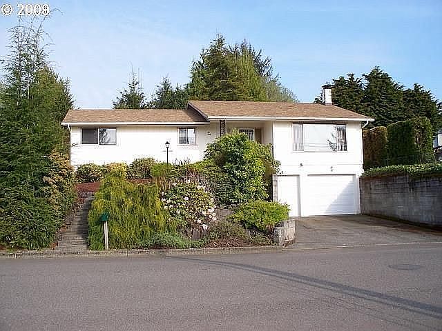 Shrubbery has been taken out since photo's been taken