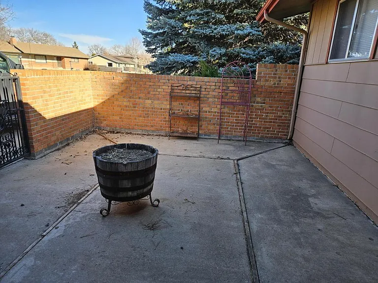 2425 Emery St — Photo 3