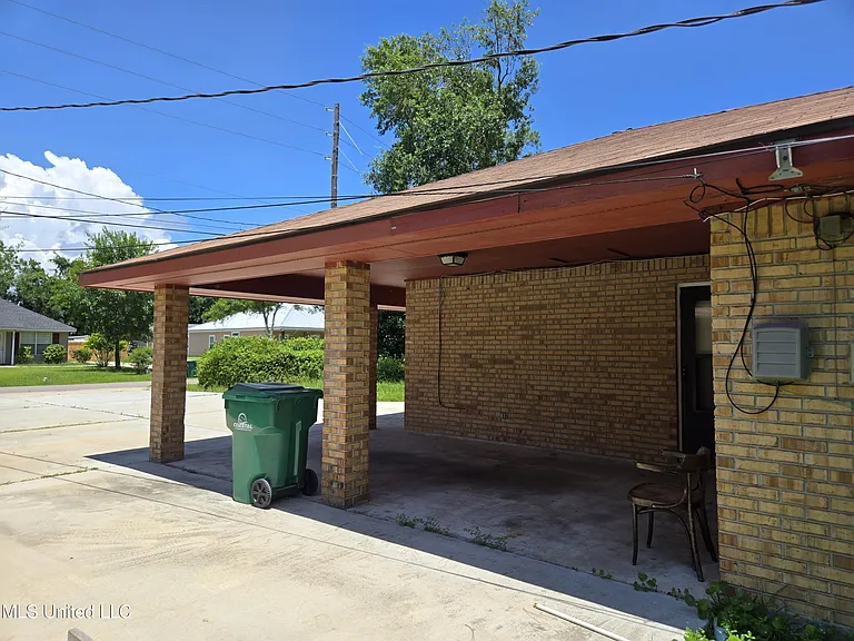 530 Easterbrook St — Photo 4