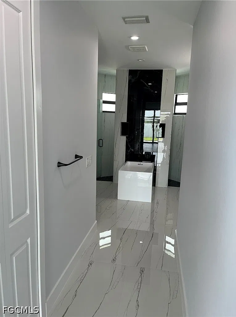 3 bed, 2.0 bath, 1833 sqft, $2,100 — Photo 3