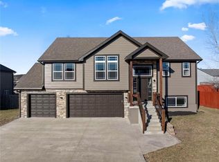 916 N Hickory Dr, Tonganoxie, KS 66086