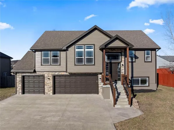 916 N Hickory Dr, Tonganoxie, KS 66086