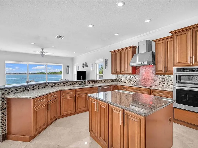 4707 SW 195th Ter — Photo 35