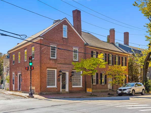 27 Flint St #A, Salem, MA 01970
