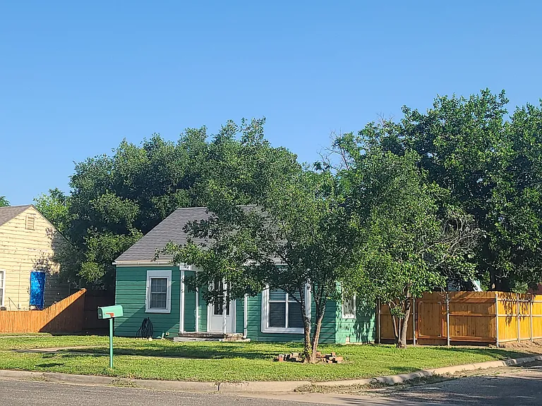 1211 SW 20th Ave — Photo 1