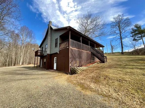 2751 Sylvatus Smith Rd, Hillsville, VA 24343