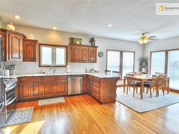 5th image of 204 NE Gaslight Ln