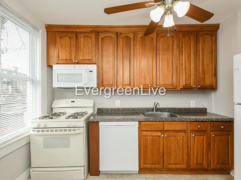 2837 Pelham Ave — Photo 8