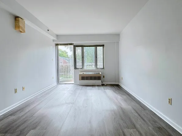 64-34 Grand Cent Parkway image 18 of 25