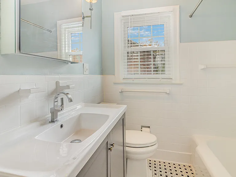 2240 Roswell Ave #4 — Photo 1