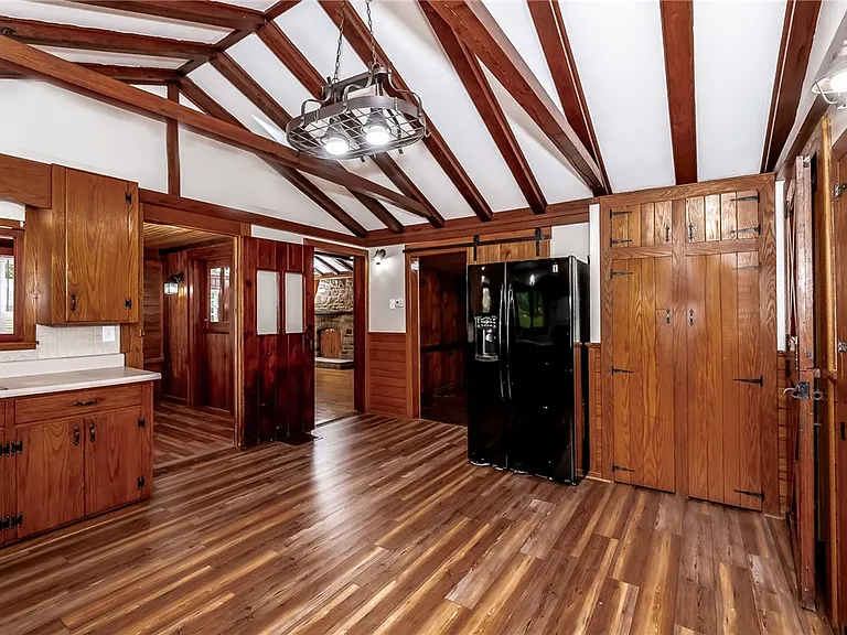 125 Old Mill Rd — Photo 4