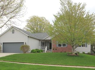 7906 Foxfield Dr NE, Cedar Rapids, IA 52402