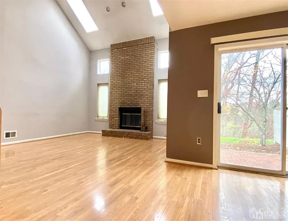 3 bed, 2.5 bath, 1556 sqft, $2,950 — Photo 3