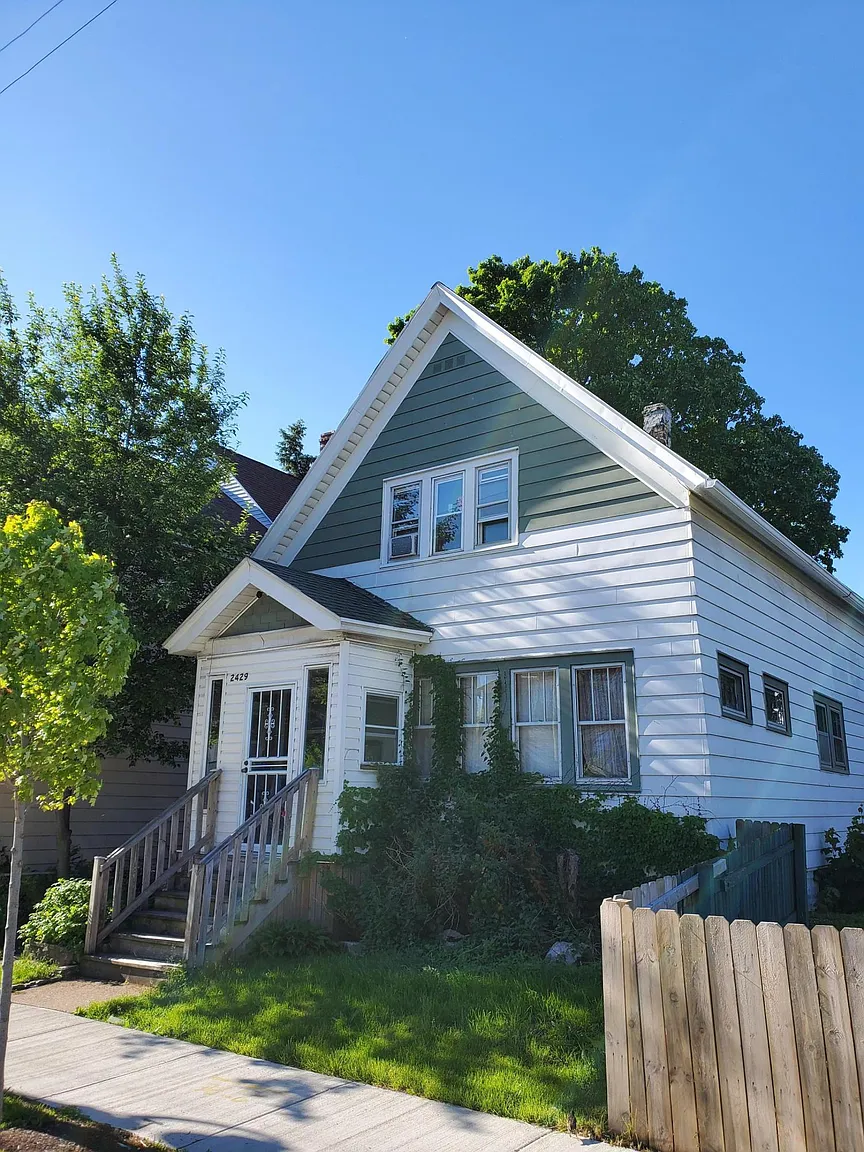 2429 W Greenfield Ave photo 1