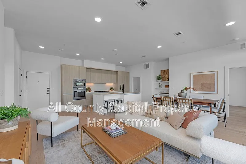3 bed, 3.0 bath, 1619 sqft, $7,000 — Photo 2