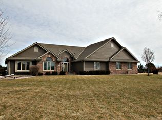 896 N Red Oak Dr, Oconomowoc, WI 53066