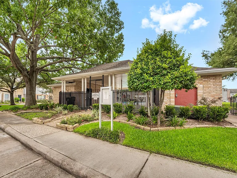 1553 W Sam Houston Pkwy S — Photo 35