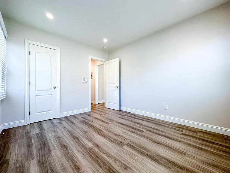 32 N Marengo Ave #E — Photo 16