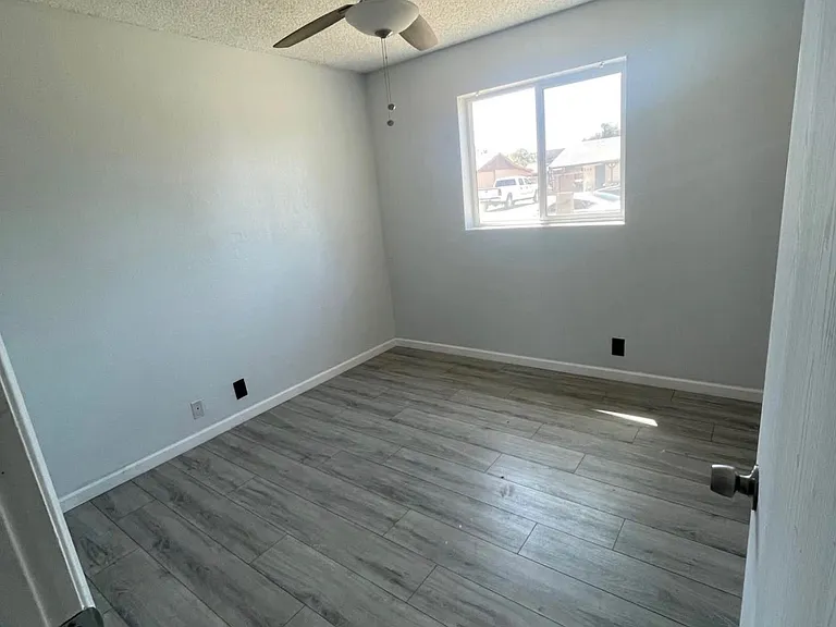 112 E Indigo St — Photo 6