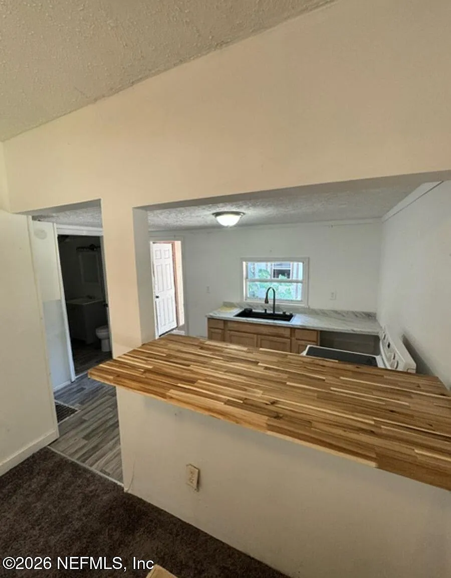 2 bed, 1.0 bath, 856 sqft, $1,600 — Photo 4