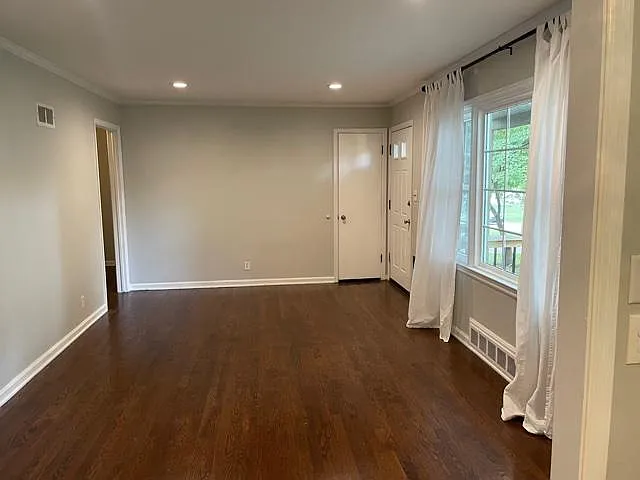 5725 Horton St — Photo 6