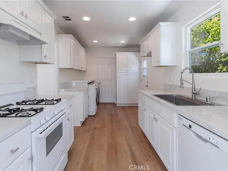 11000 Gaviota Ave — Photo 8