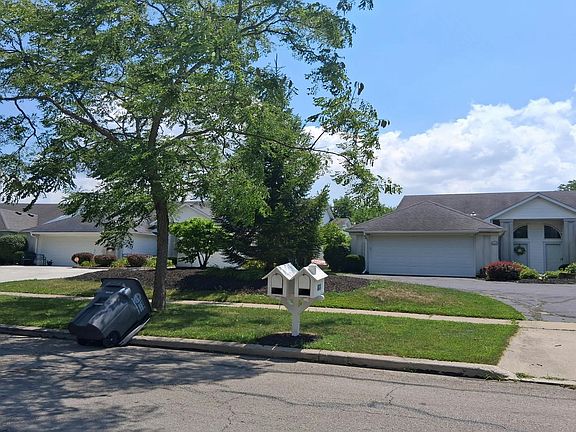 2nd image of 824 Hilltop Ln