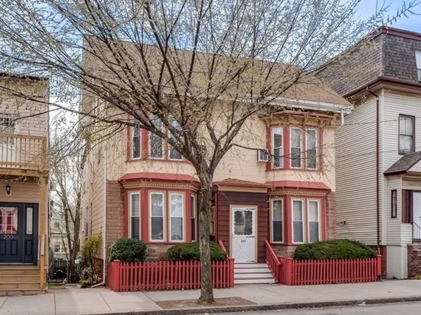 202 Washington Ave, Chelsea, MA 02150