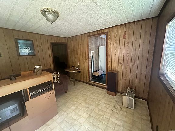 4th image of 105 E 6th St