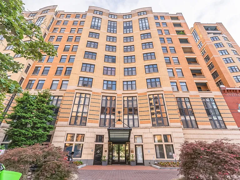 400 Massachusetts Ave NW #910 — Photo 1