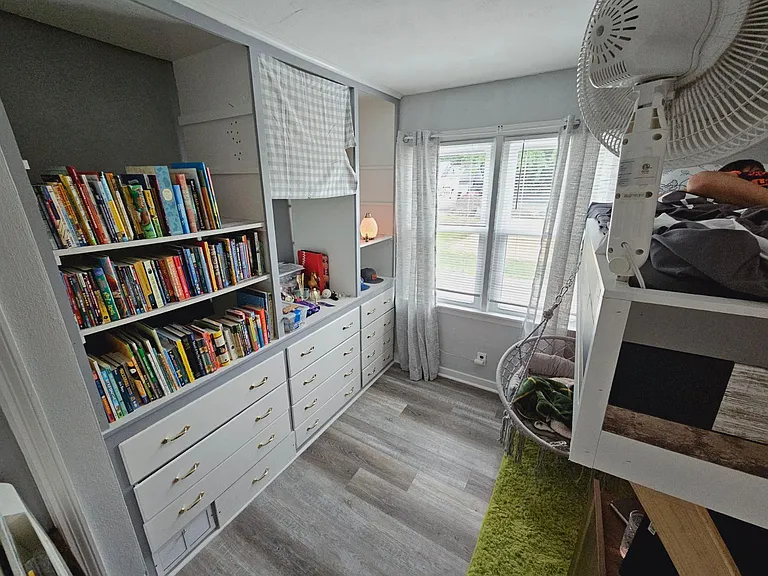 136 Huron Rd — Photo 2