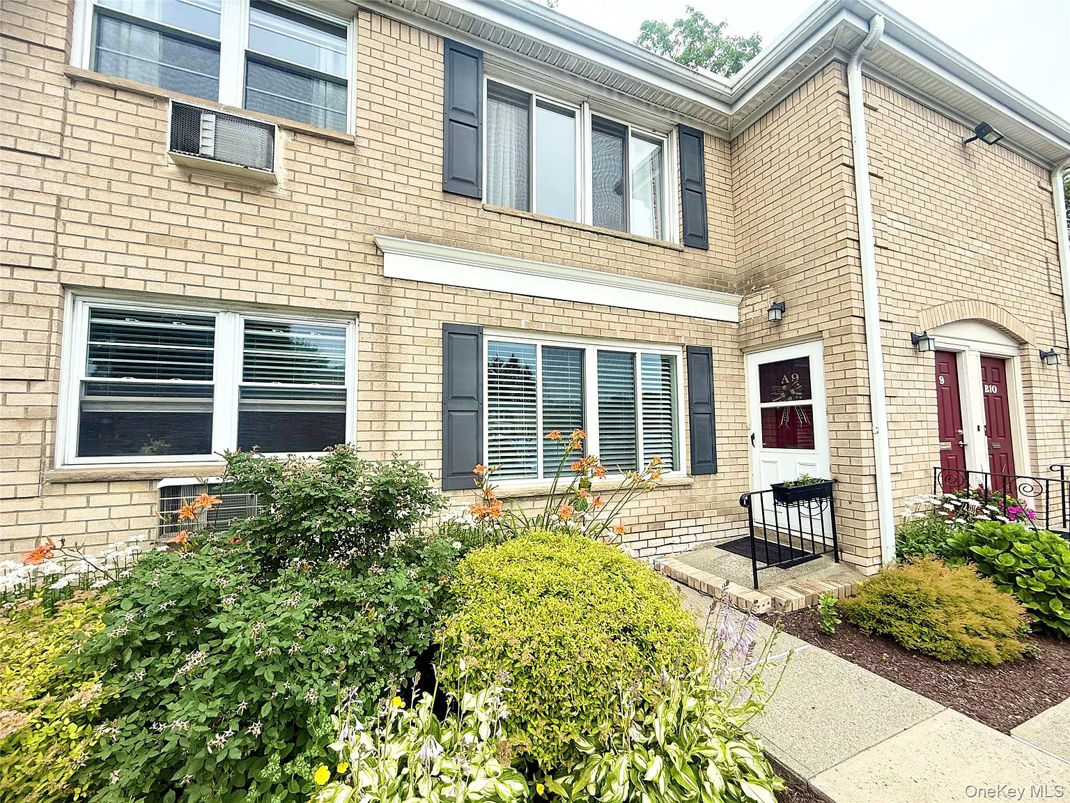 2 bed, 1.0 bath, 815 sqft, $2,200 — Photo 2