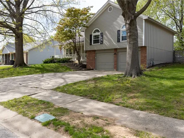 3605 NW Dogwood Dr, Blue Springs, MO 64015