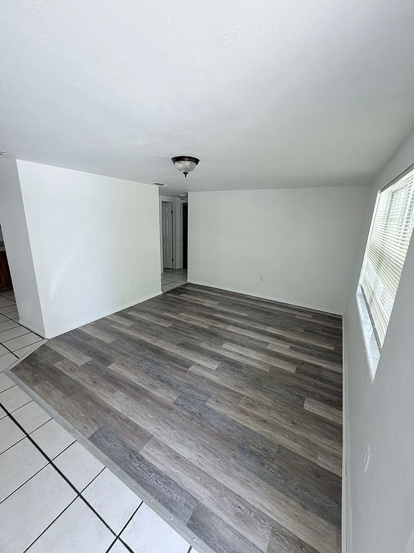 Spacious 3 bedroom / 1 Bath Single Family Home — Photo 3