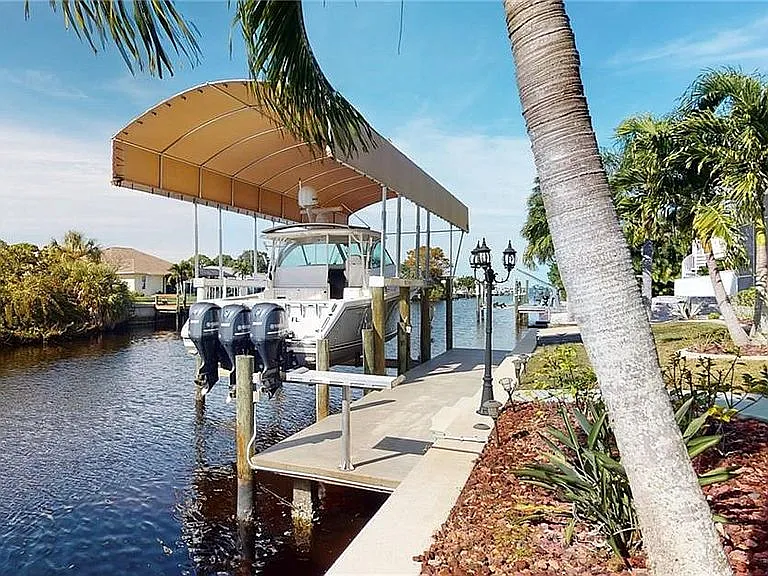 Lift and dock fresh water 240 and 120 electric 40 ft cover 20lbs lift