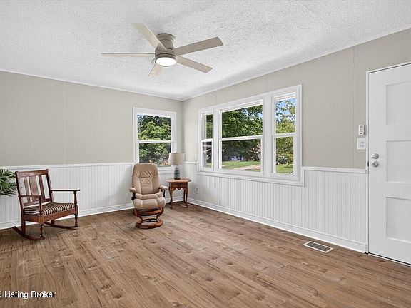 4th image of 229 Carey Ave