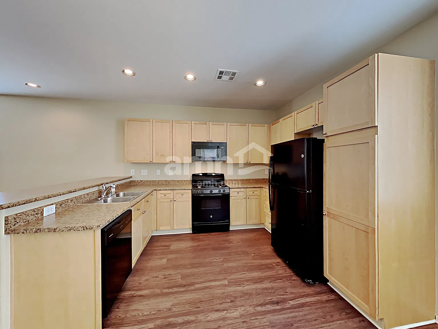 3 bed, 2.5 bath, 1724 sqft, $2,160 — Photo 3