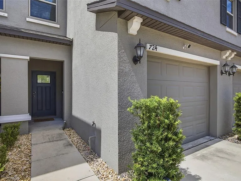 724 Royal Empress Dr — Photo 4