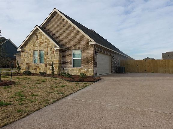4th image of 1016 Princess Diana Dr