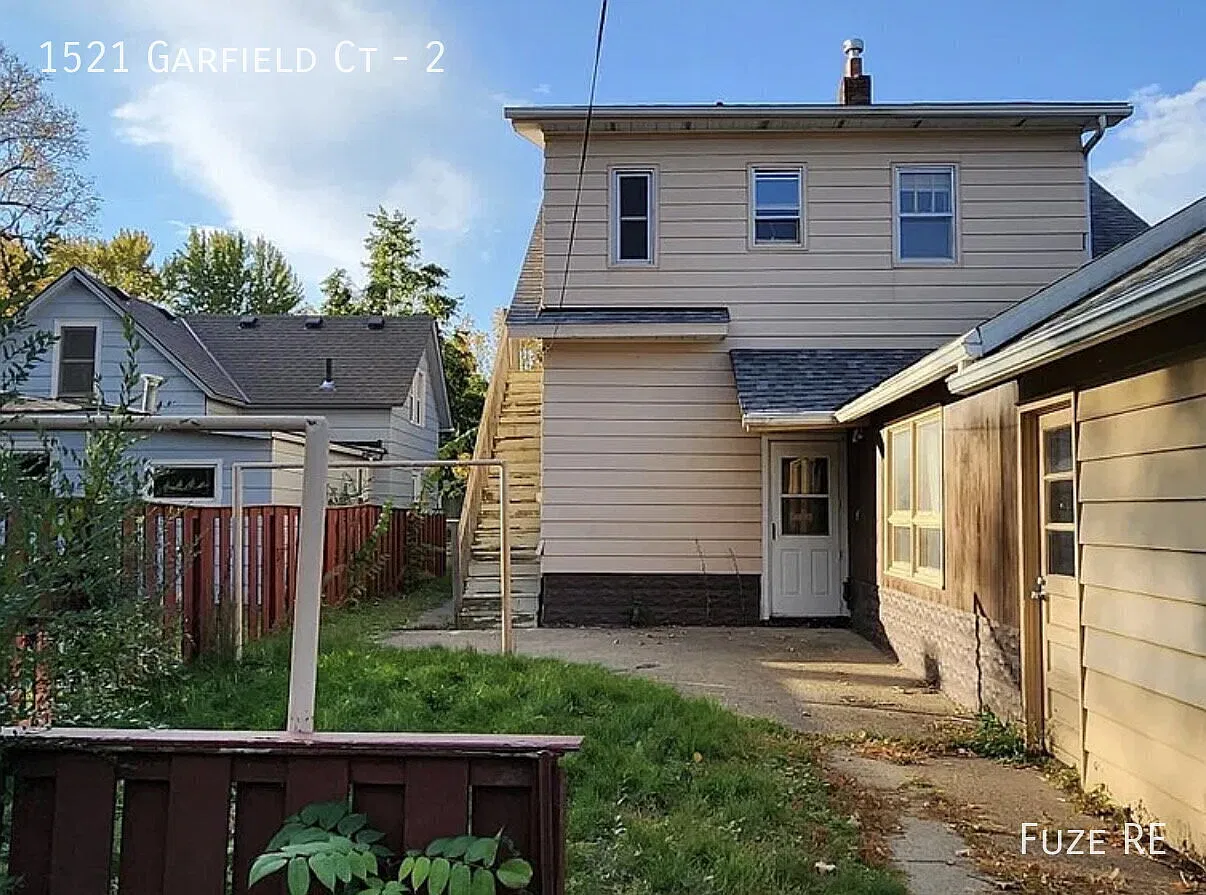 Great 1BR/1BA Duplex With Bonus Room Available Now! — Photo 2