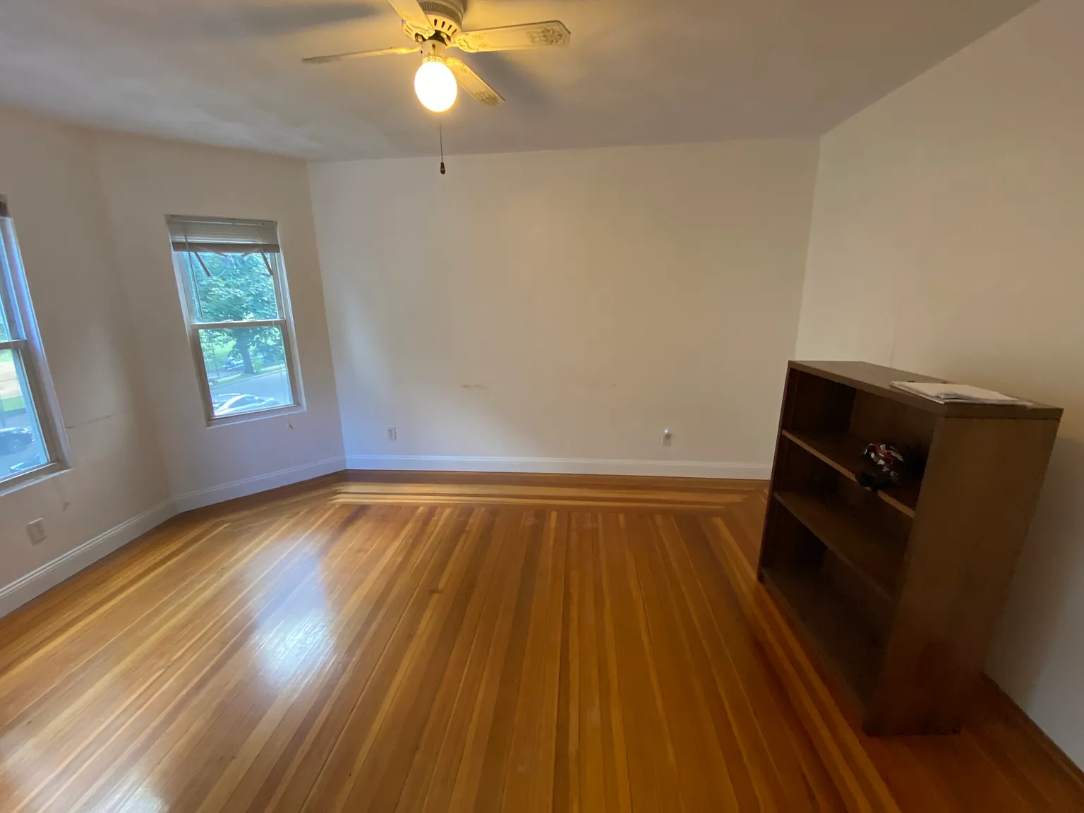 4 bed, 2.0 bath, 9999 sqft, $4,000 — Photo 3