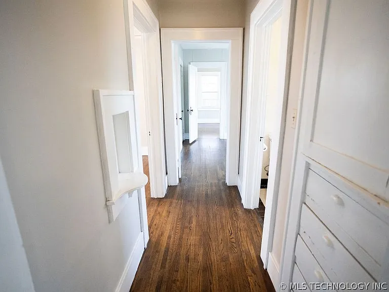 1147 S Florence Ave — Photo 46