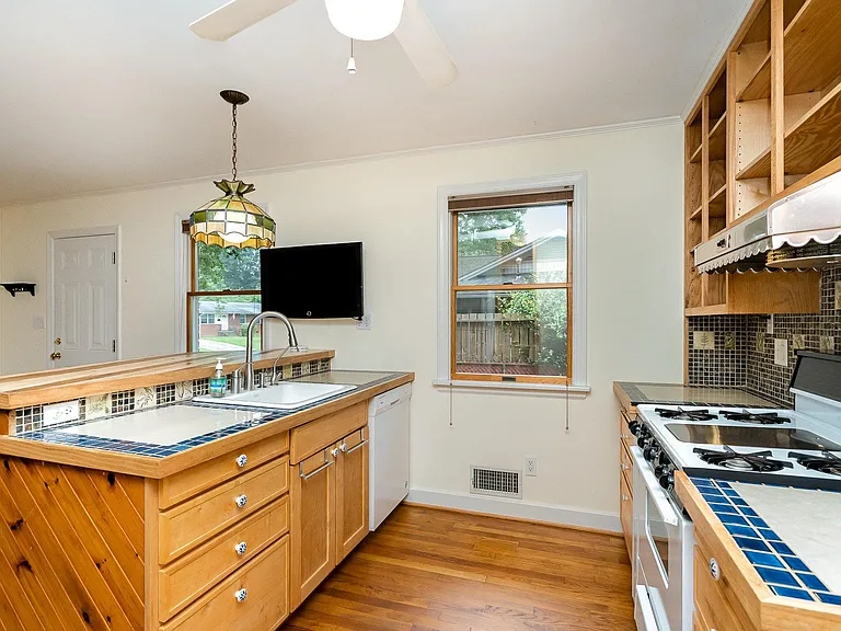 4344 University Dr — Photo 8