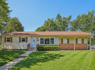 102 W Hilltop Trl, Fort Atkinson, WI 53538
