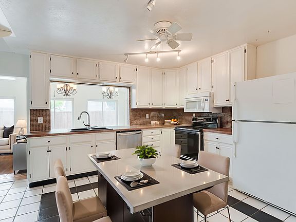 3rd image of 1441 Everglades Dr