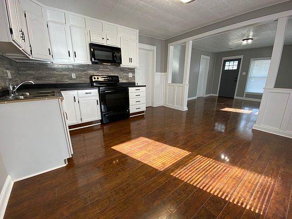 3rd image of 1343 N Rogers Ave